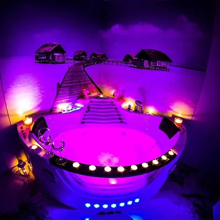 Hot Jacuzzi In Cracow Apartment